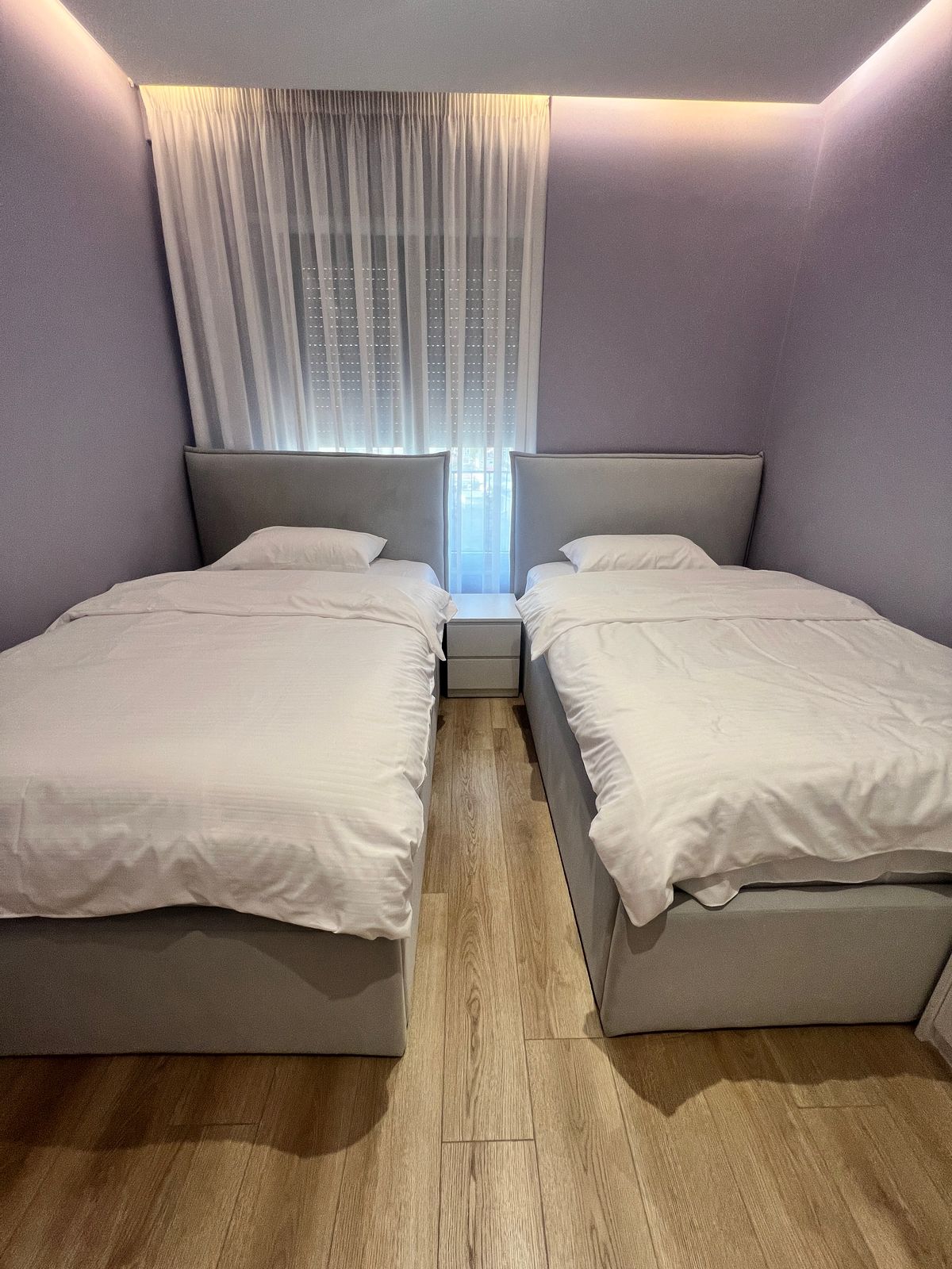 Dhomë gjumi me dy krevate